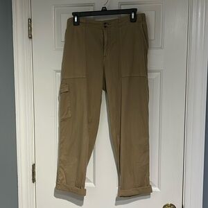 Lady’s cuffed capris